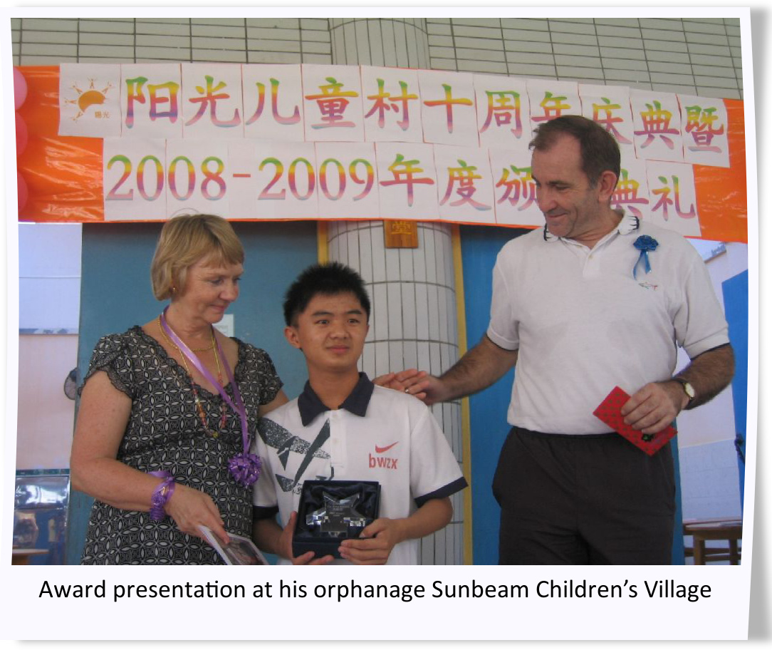 運權獲自小入住的陽光兒童村頒發學業獎項